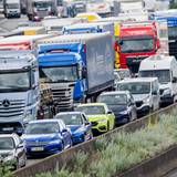 Autos und Lkw stehen im Stau.