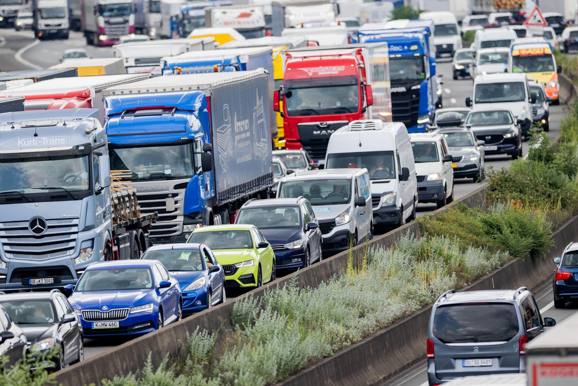 Autos und Lkw stehen im Stau.