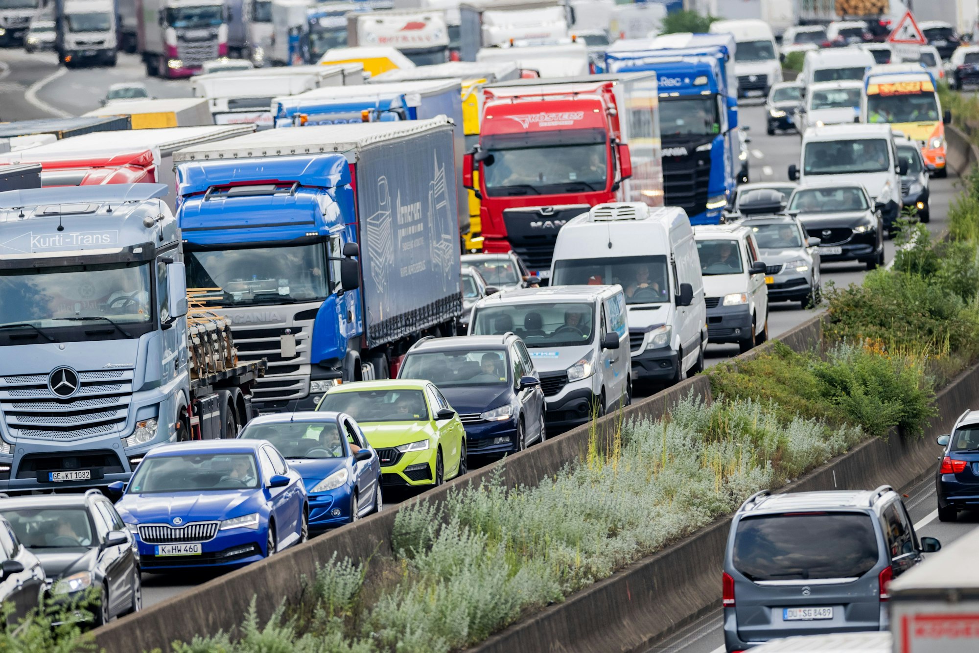 Autos und Lkw stehen im Stau.