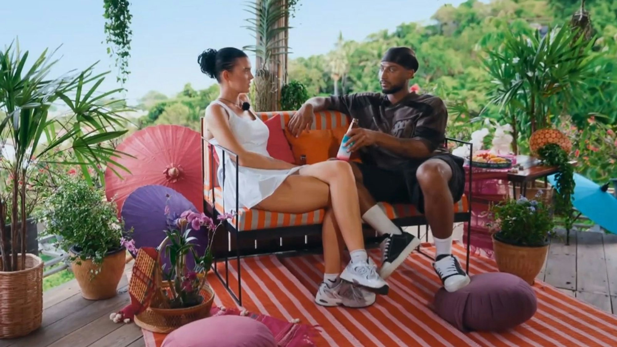 Nelly und Calvin sind sich unsicher über die Zukunft. (Bild: RTL+)