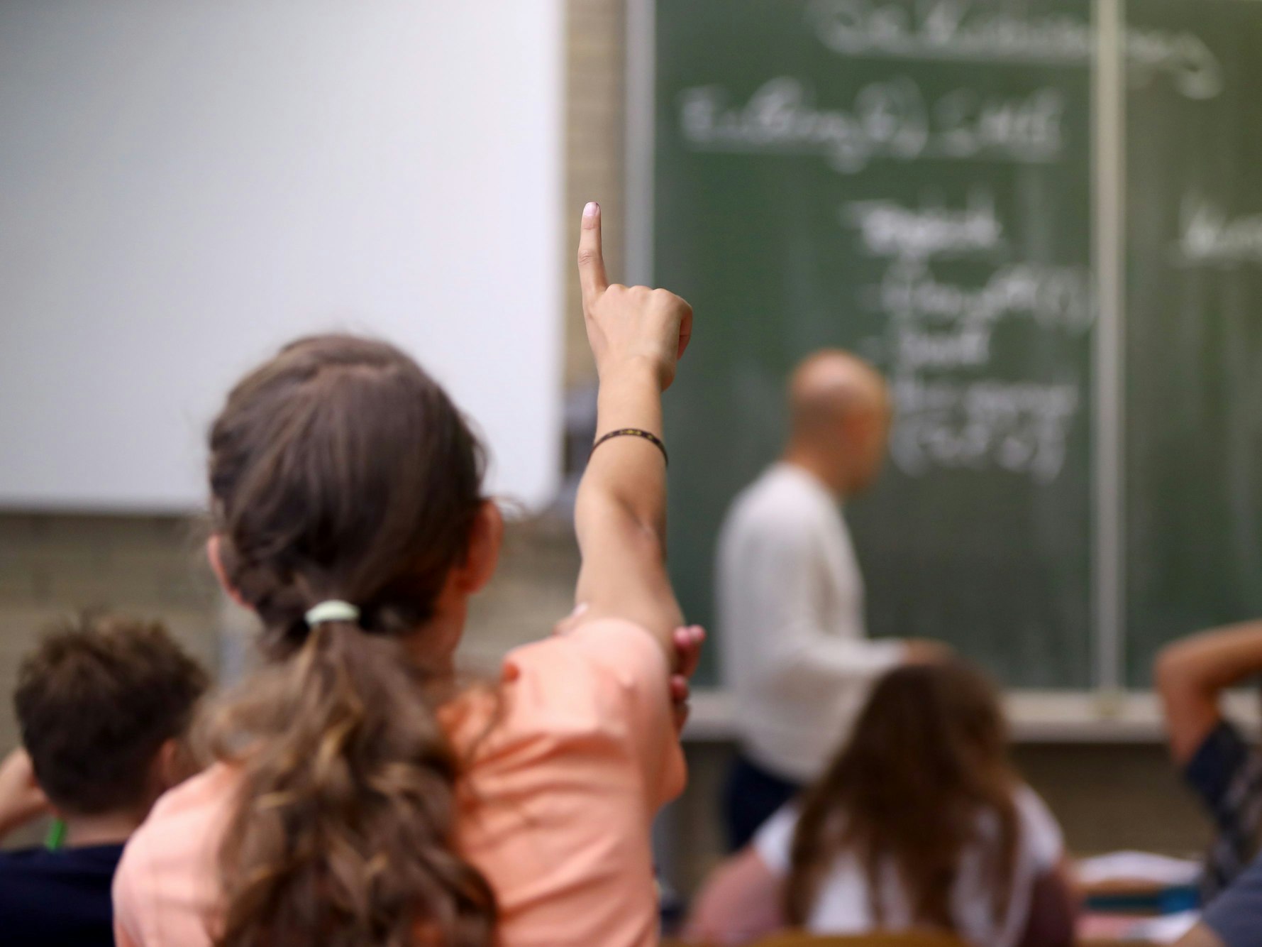 Eine Schülerin der fünften Klasse eines Gymnasiums meldet sich im Unterricht. (Symbolfoto)