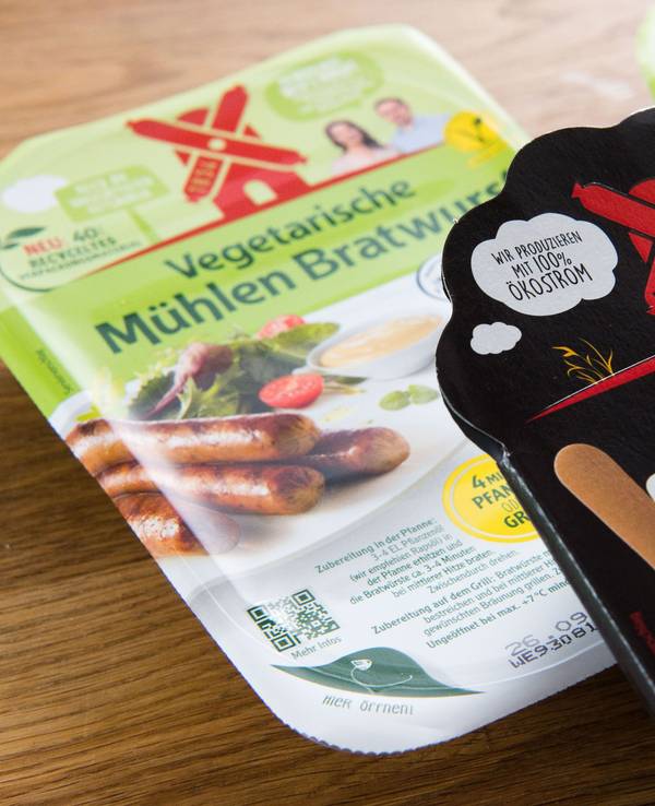 Zwei vegetarische Produkte liegen auf einem Tisch.