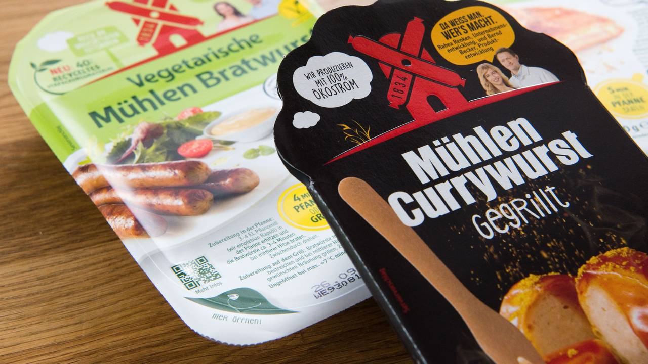 Zwei vegetarische Produkte liegen auf einem Tisch.