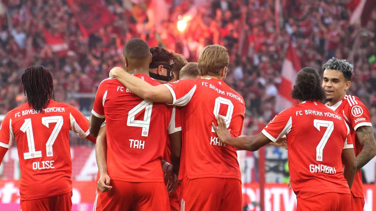 Die Münchner jubeln über einen Treffer.