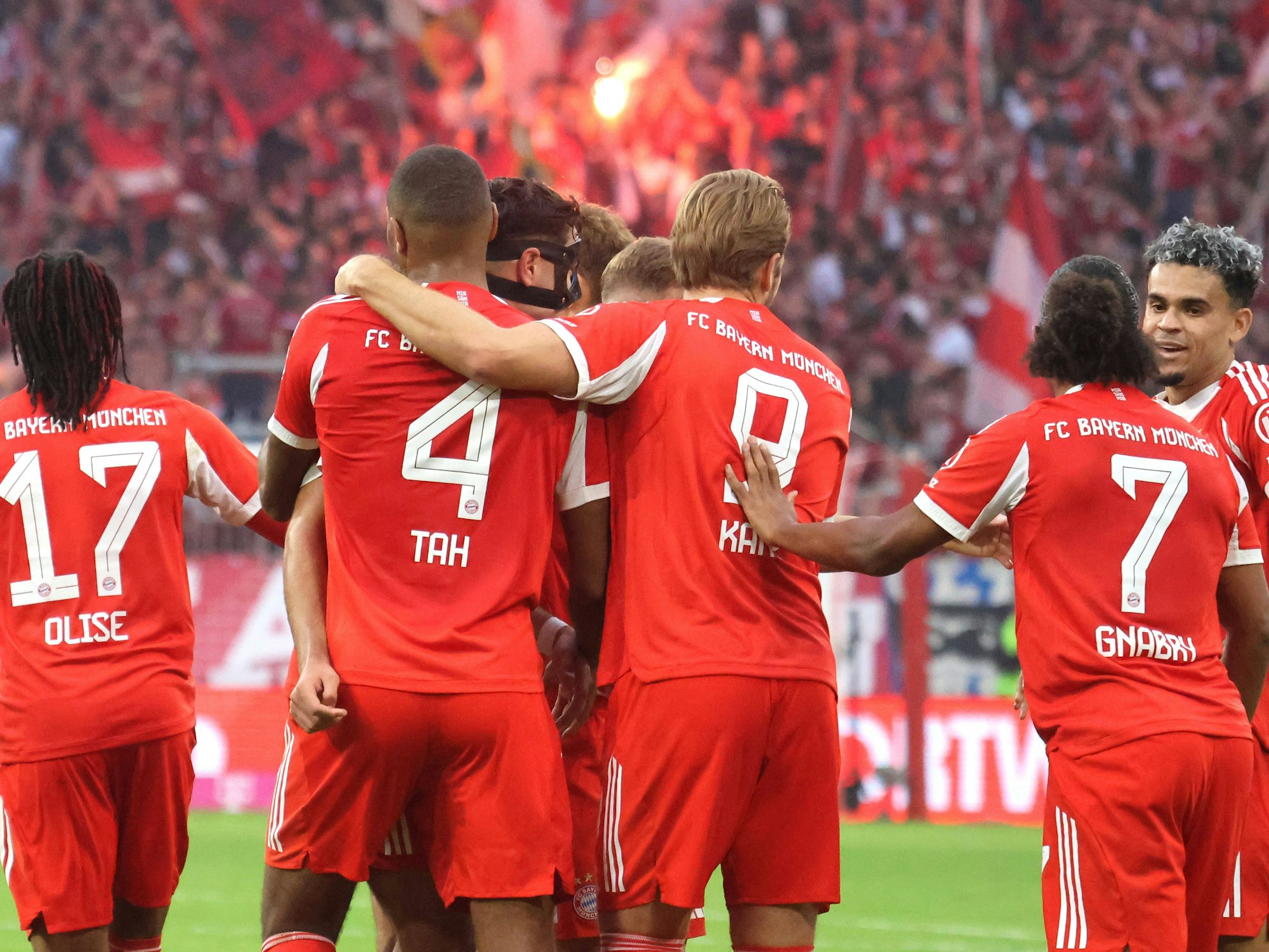 Die Münchner jubeln über einen Treffer.
