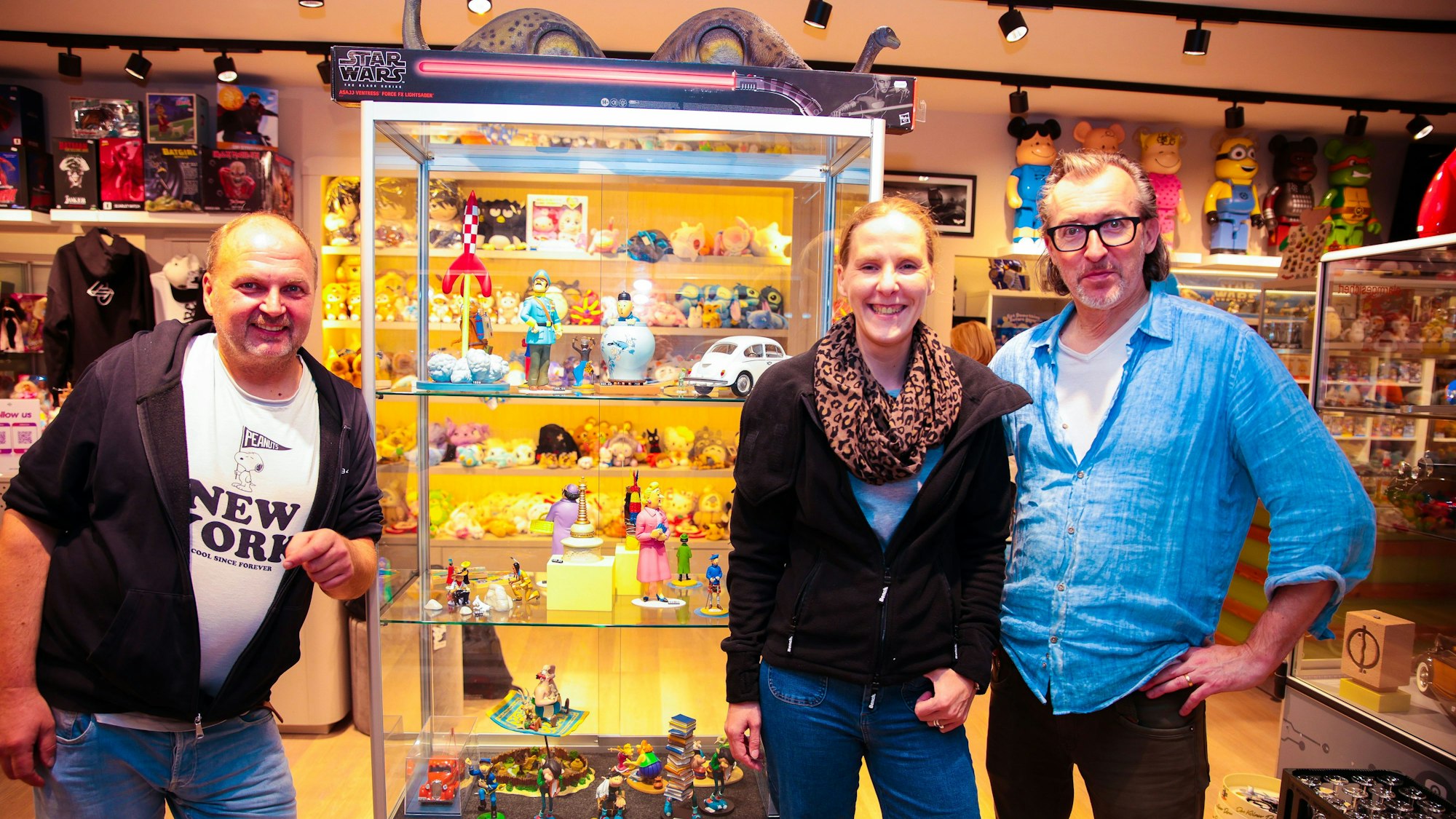 Die Gründer Marc Kniffka (l.) und Sabrina Aden mit Ladenleiter Andreas Köhn. Sie wollen mit „Toys und Helden“ Kindheitsträume wahr werden lassen.
