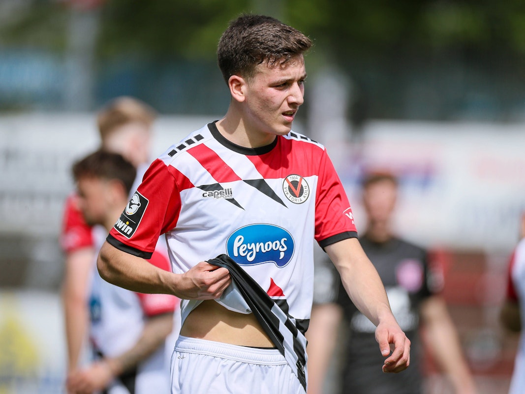 Said El Mala zieht angestrengt sein Trikot nach oben.