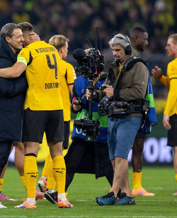 Niko Kovac gemeinsam mit Nico Schlotterbeck auf dem Spielfeld nach einer Partie.