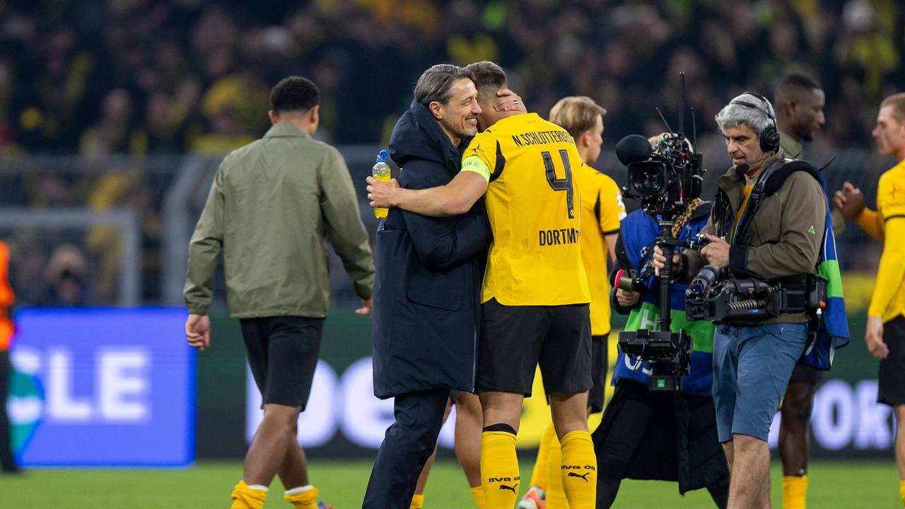 Niko Kovac gemeinsam mit Nico Schlotterbeck auf dem Spielfeld nach einer Partie.