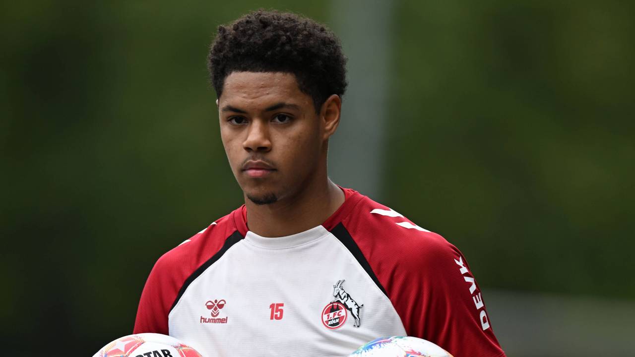 Yannick Mausehund trägt im FC-Training zwei Bälle.