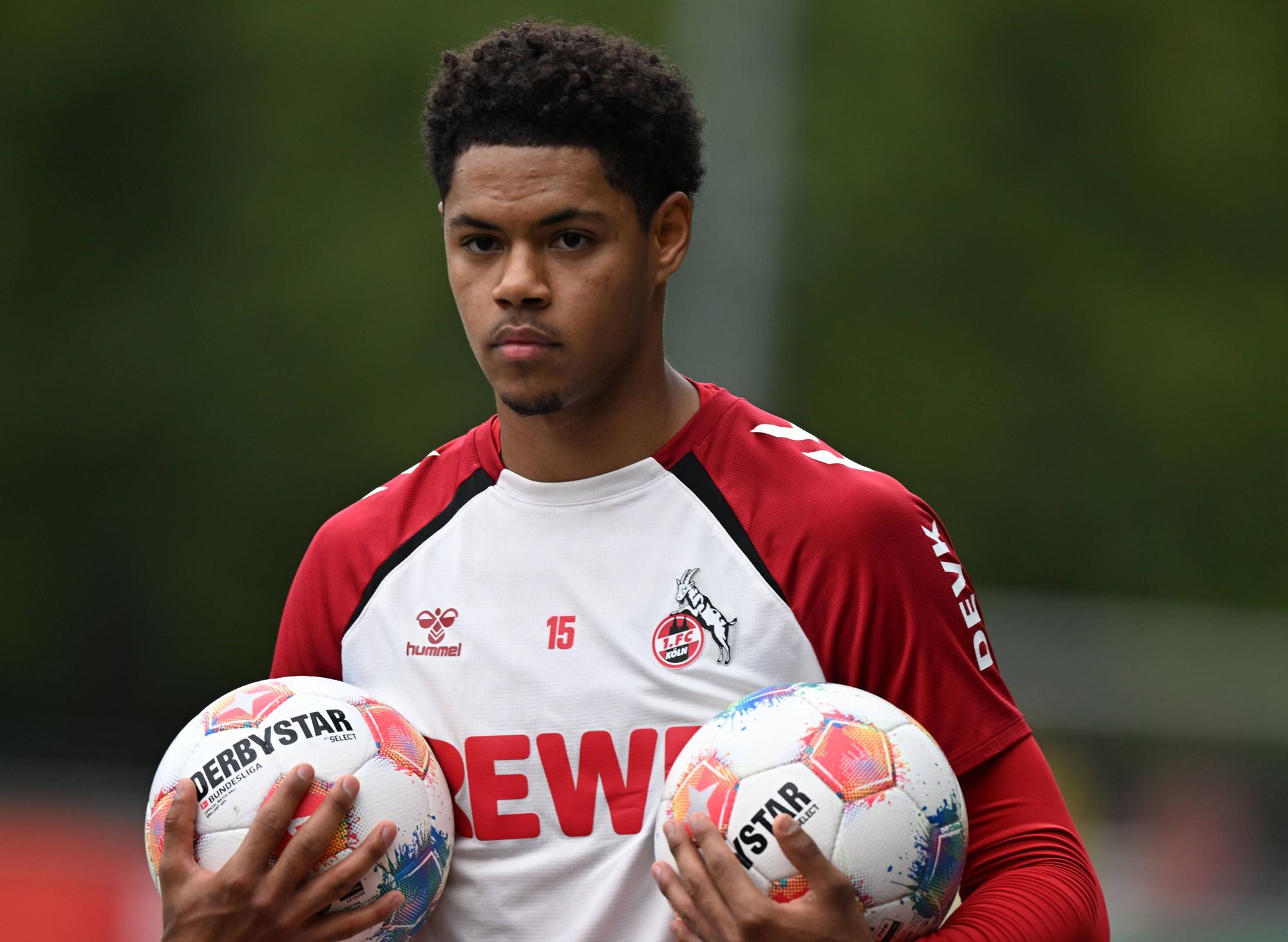 Yannick Mausehund trägt im FC-Training zwei Bälle.