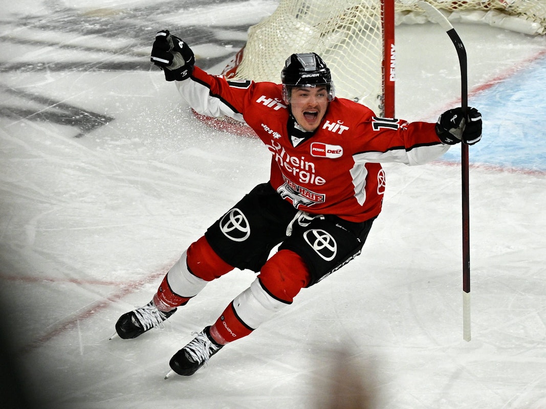 Justin Schütz jubelt ausgelassen über sein Tor für die Haie.