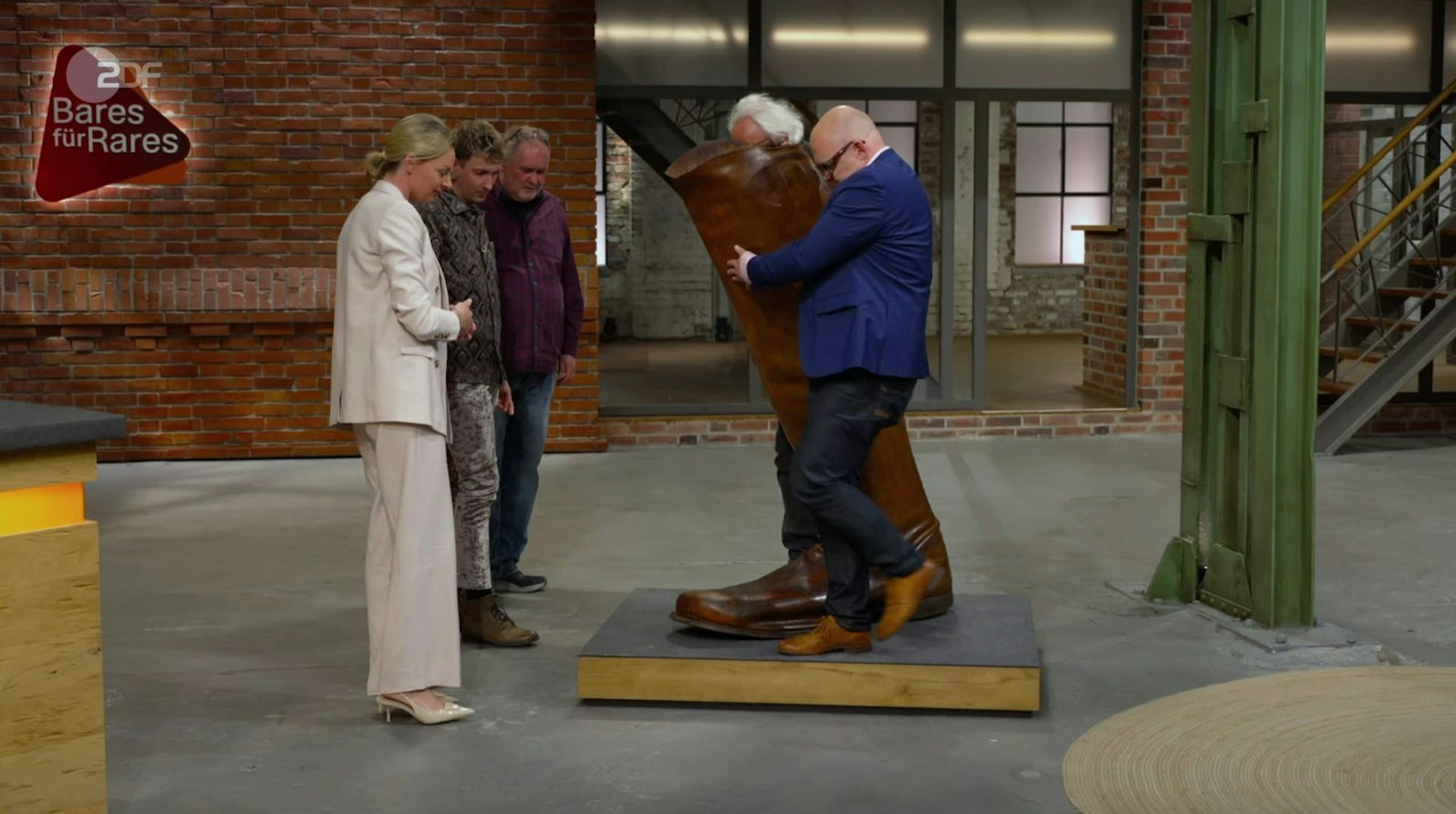 „Alter Schwede, ist das ein Prügel“, raunte Walter Lehnertz, als er den Lederstiefel genauer unter die Lupe nahm. (Bild: ZDF)