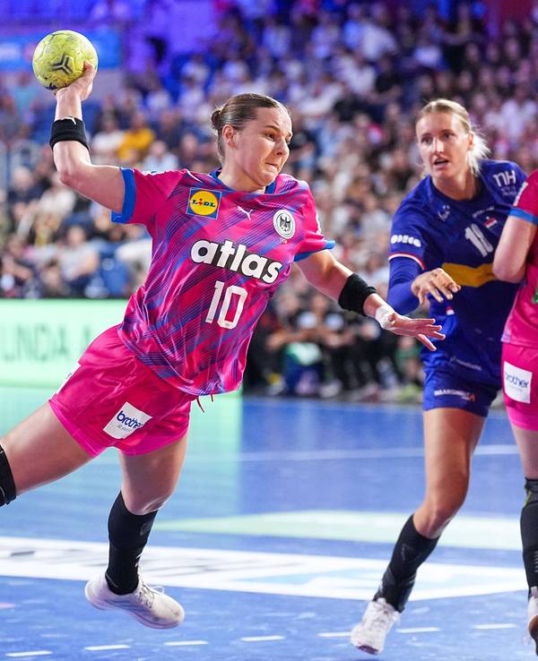 Handballerin Mareike Thomaier bei einem Abwurf.