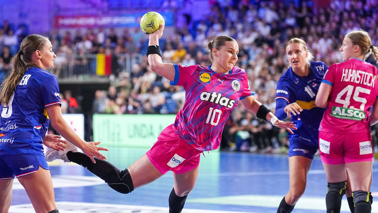 Handballerin Mareike Thomaier bei einem Abwurf.