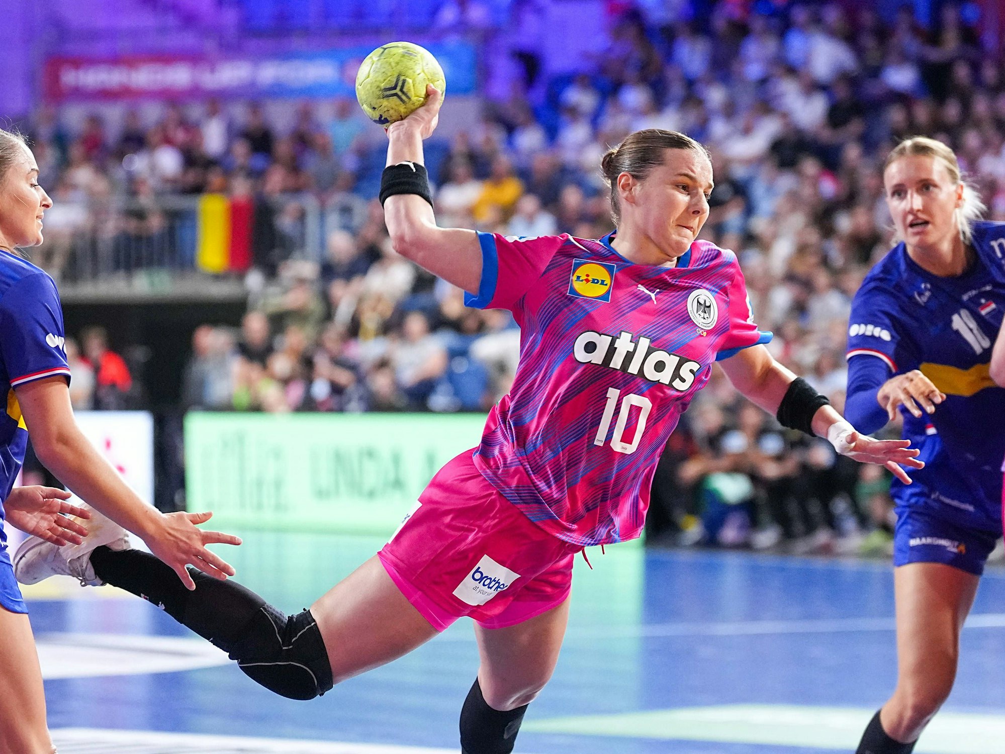 Handballerin Mareike Thomaier bei einem Abwurf.