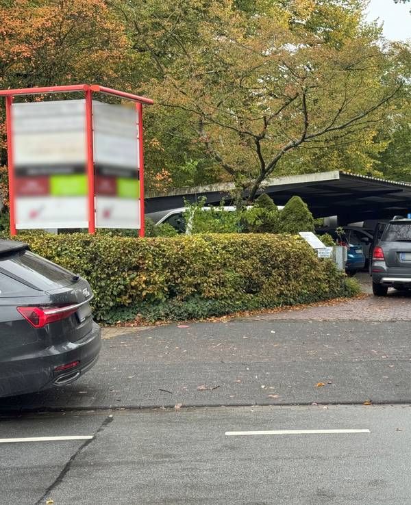 Einsatzwagen der Polizei stehen vor einer Paderborner Berufsschule. An der Schule ist am Mittwoch eine Schülerin mit einem Messer angegriffen worden.