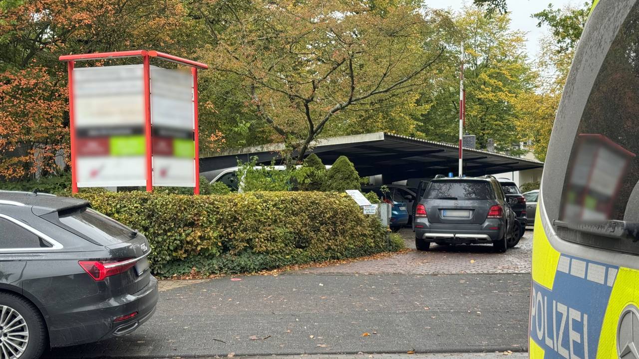 Einsatzwagen der Polizei stehen vor einer Paderborner Berufsschule. An der Schule ist am Mittwoch eine Schülerin mit einem Messer angegriffen worden.
