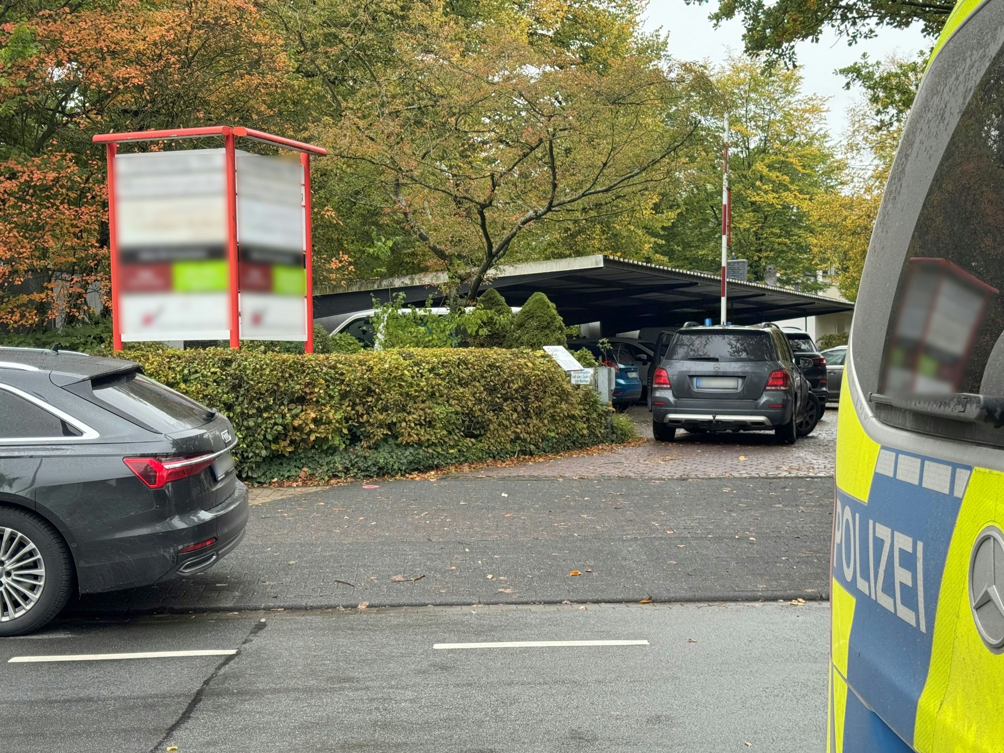 Einsatzwagen der Polizei stehen vor einer Paderborner Berufsschule. An der Schule ist am Mittwoch eine Schülerin mit einem Messer angegriffen worden.