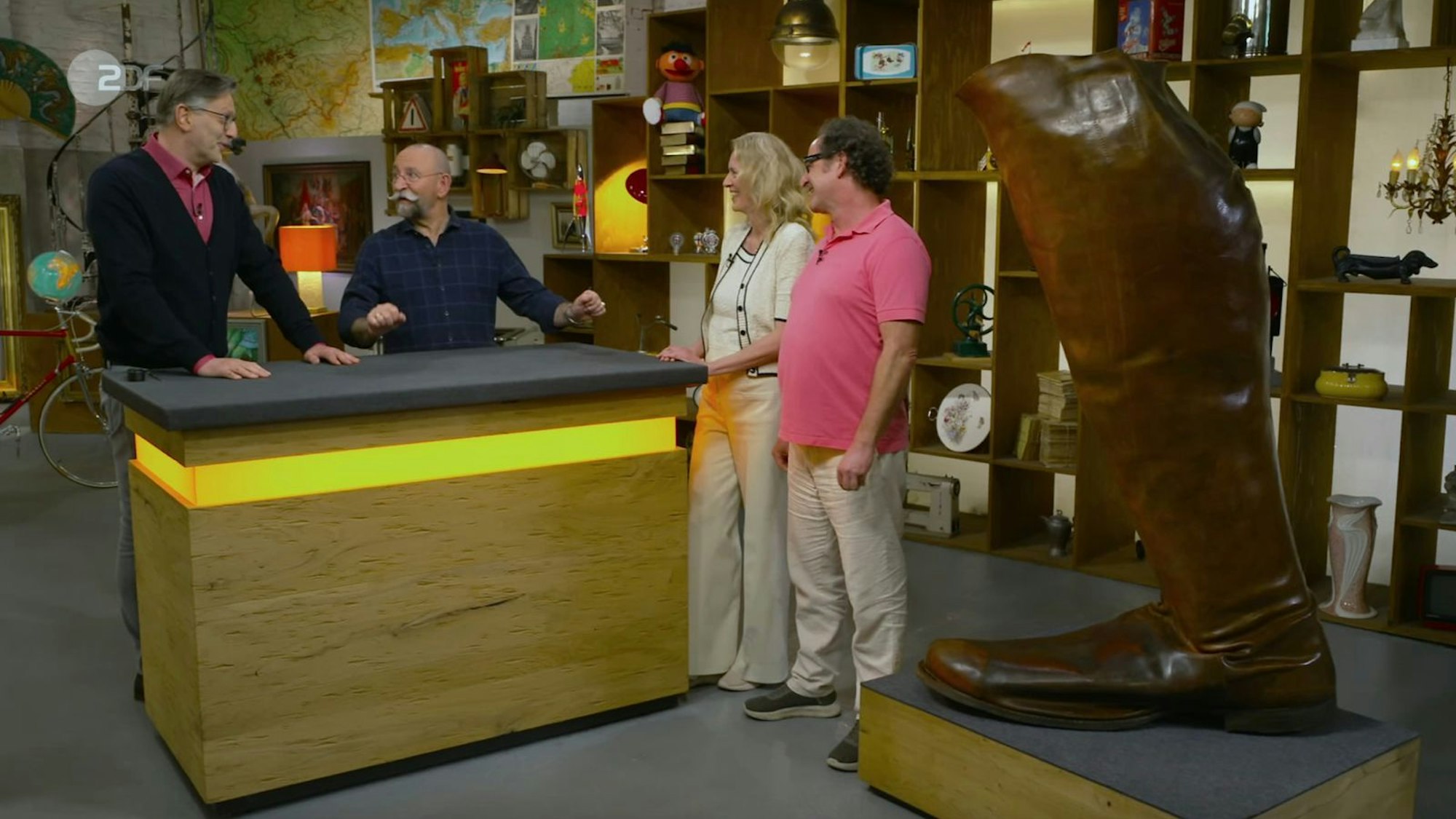 „Mein lieber Scholli, die Sprüche kommen gleich“, lachte Horst Lichter, als in der Mittwochsausgabe von „Bares für Rares“ ein überdimensionaler Stiefel neben dem Experten-Pult stand. (Bild: ZDF)