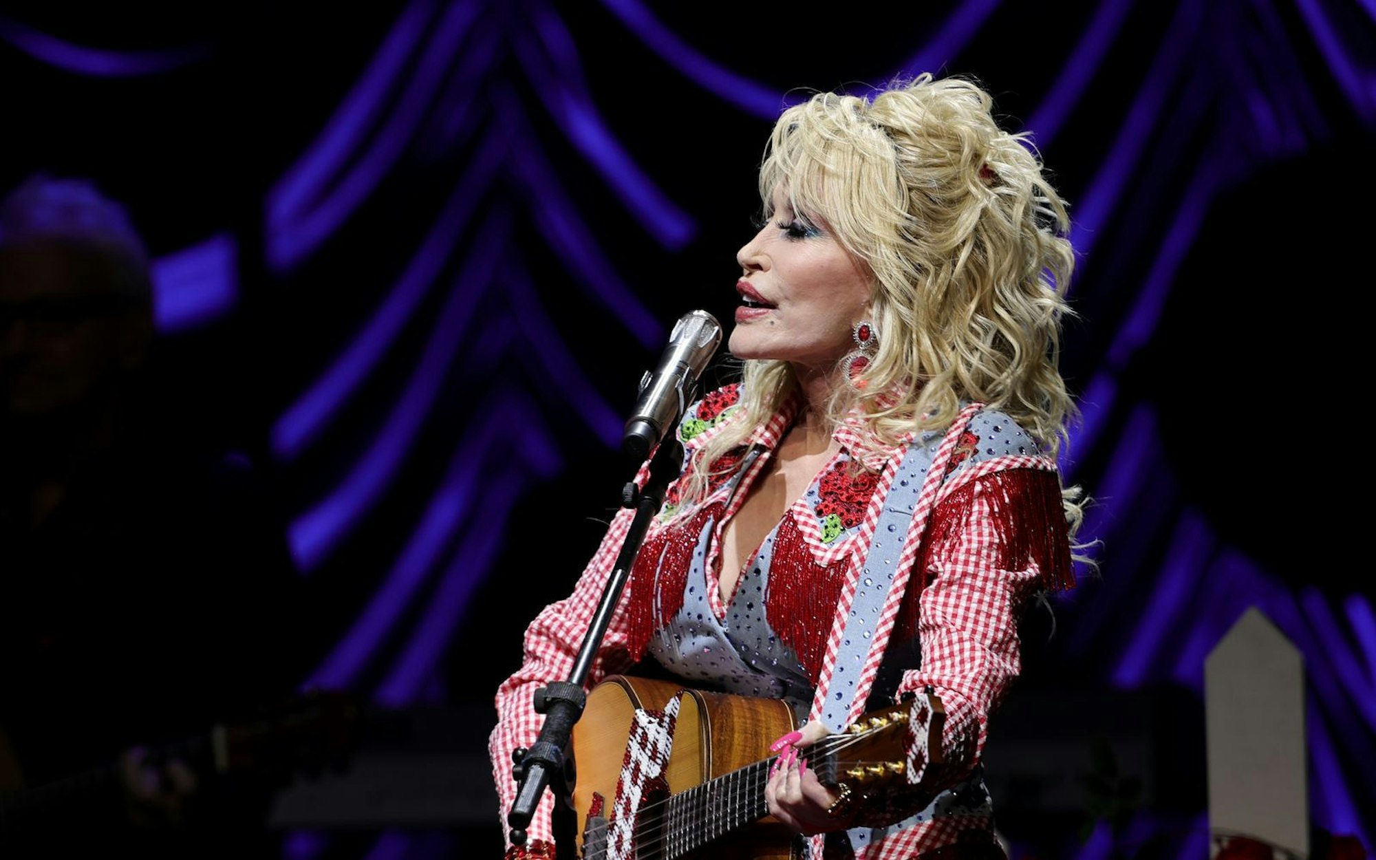 Country-Sängerin Dolly Parton befindet sich derzeit in ärztlicher Behandlung. (Bild: 2022 Getty Images/Michael Loccisano)