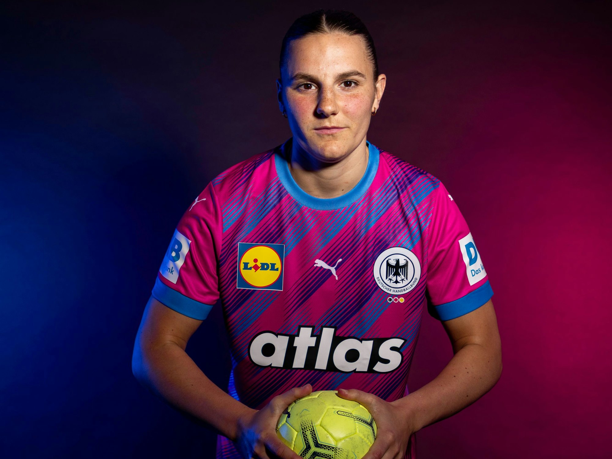 Mareike Thomaier mit einem Handball in der Hand.