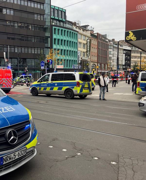 Einsatzkräfte sperren die Schadowstraße weiträumig ab. Die Polizei hat in der Düsseldorfer Innenstadt auf einen bewaffneten Mann geschossen.