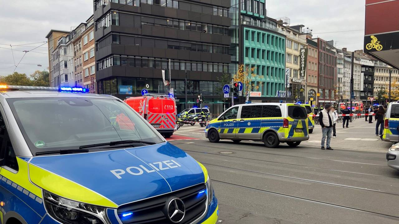 Einsatzkräfte sperren die Schadowstraße weiträumig ab. Die Polizei hat in der Düsseldorfer Innenstadt auf einen bewaffneten Mann geschossen.