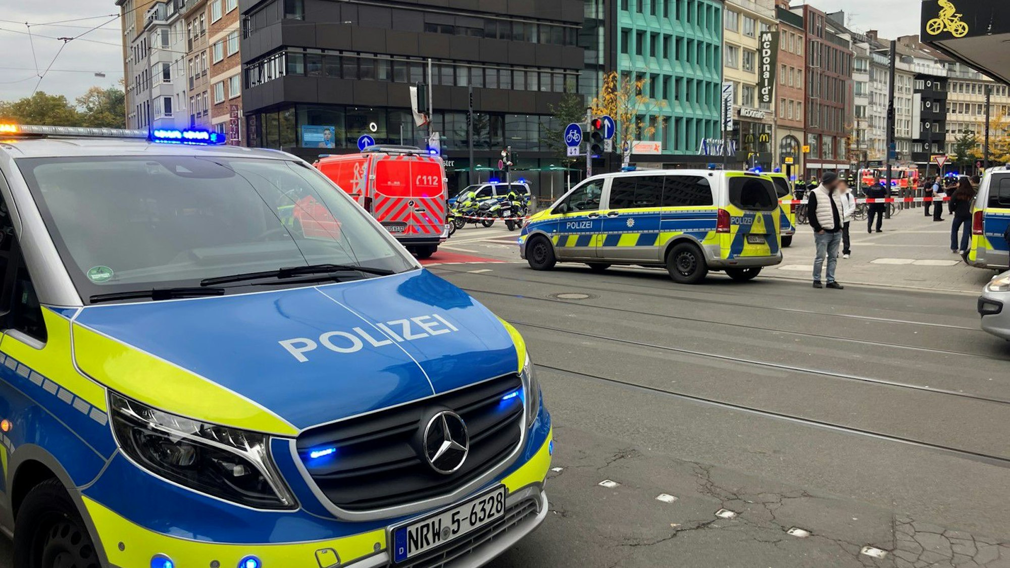 Einsatzkräfte sperren die Schadowstraße weiträumig ab. Die Polizei hat in der Düsseldorfer Innenstadt auf einen bewaffneten Mann geschossen.
