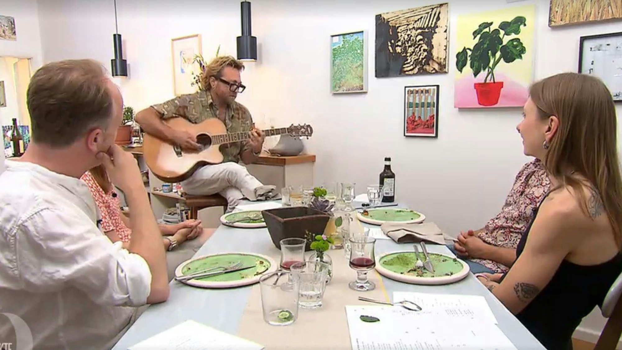 Für die Gäste ist klar: „Stephen ist der geborene Rockstar.“ (Bild: RTL)