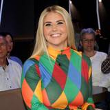 Beatrice Egli lächelt in buntem Oberteil vor Zuschauern