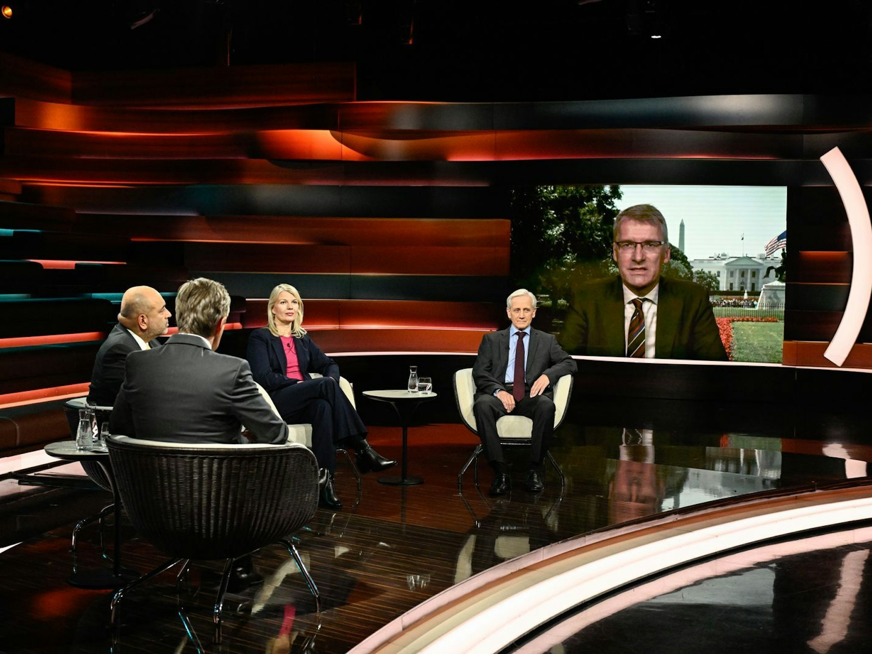 ZDF-Korrespondent Elmar Theveßen (rechts) warnte bei „Markus Lanz“ vor den schwerwiegenden Folgen, die der Einsatz texanischer Nationalgardisten in Illinois nach sich ziehen könnte. (Bild: ZDF / Markus Hertrich)