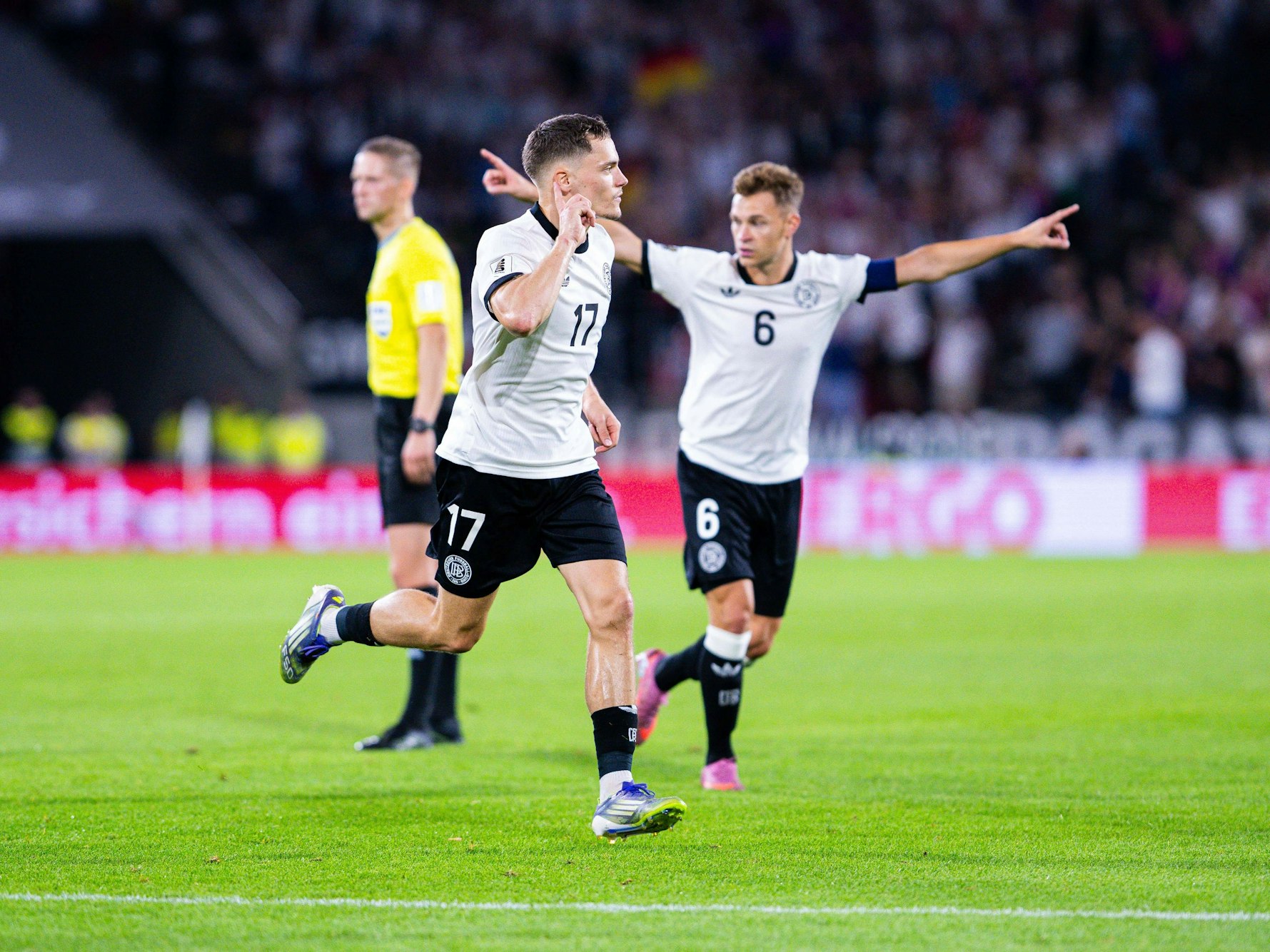 Joshua Kimmich jubelt mit Florian Wirtz über dessen Tor.