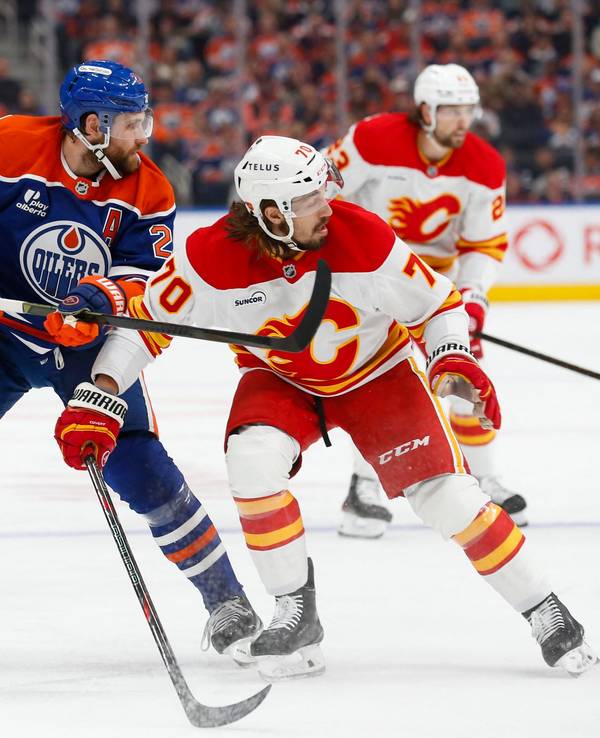 Leon Draisaitl gegen Ryan Lomberg im Zweikampf.
