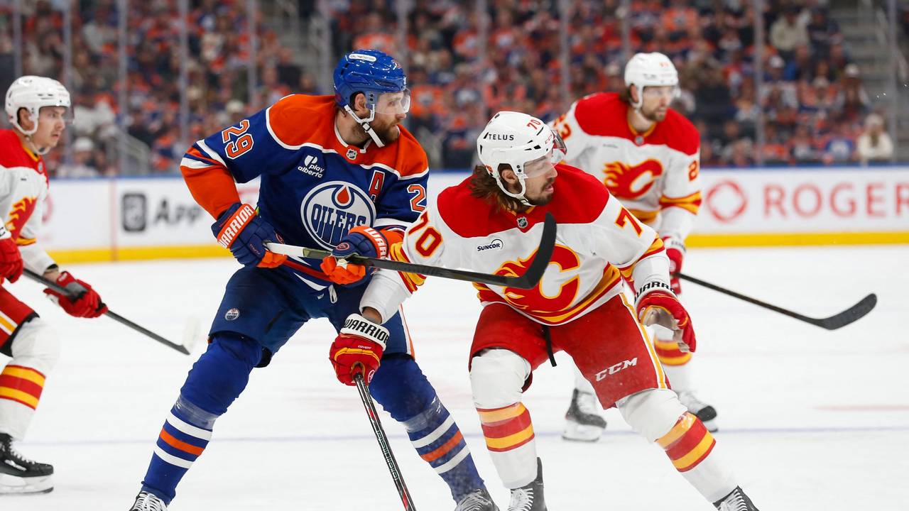 Leon Draisaitl gegen Ryan Lomberg im Zweikampf.