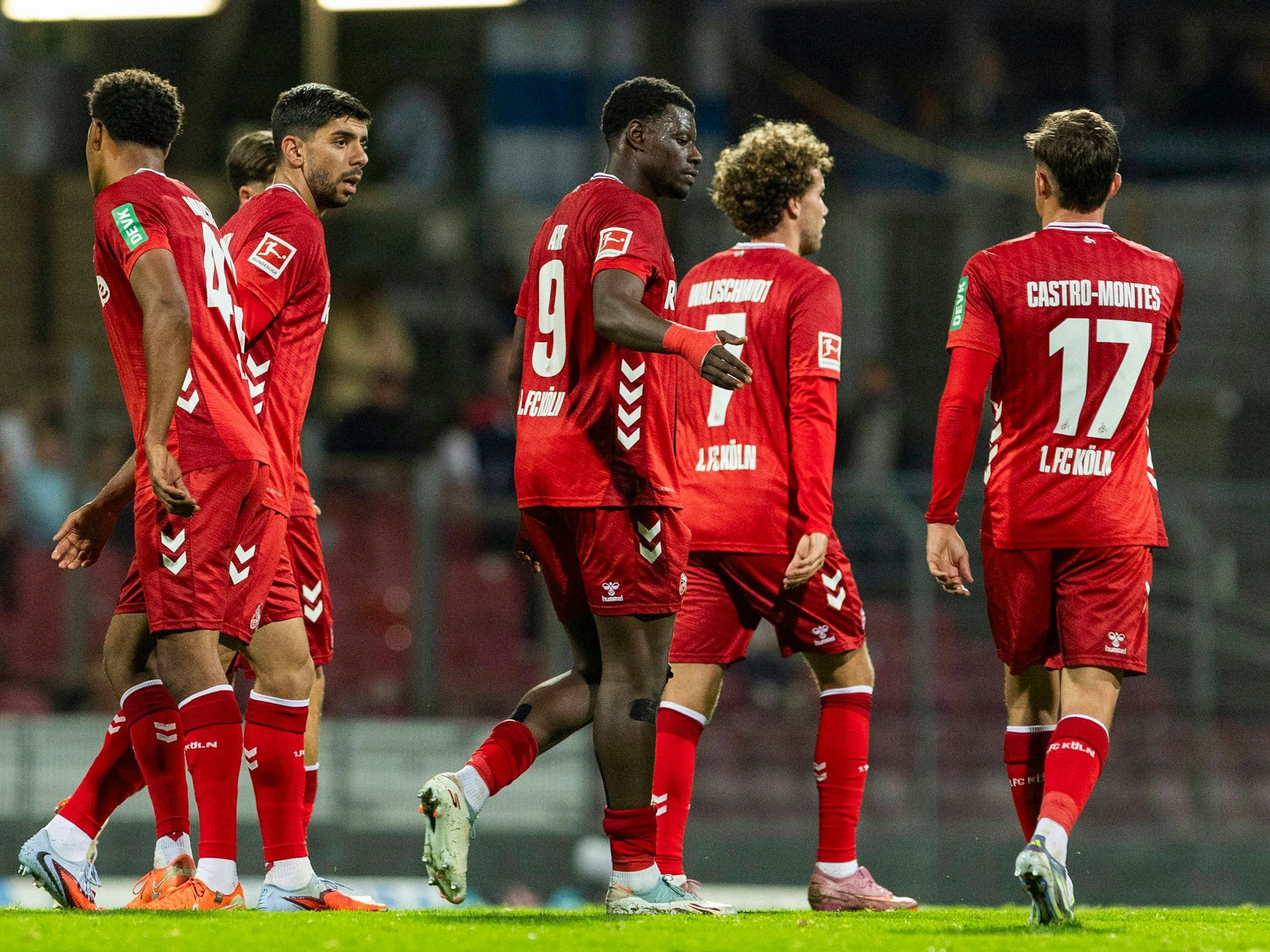 Die Kölner Mannschaft nach einem Tor von Ragnar Ache.