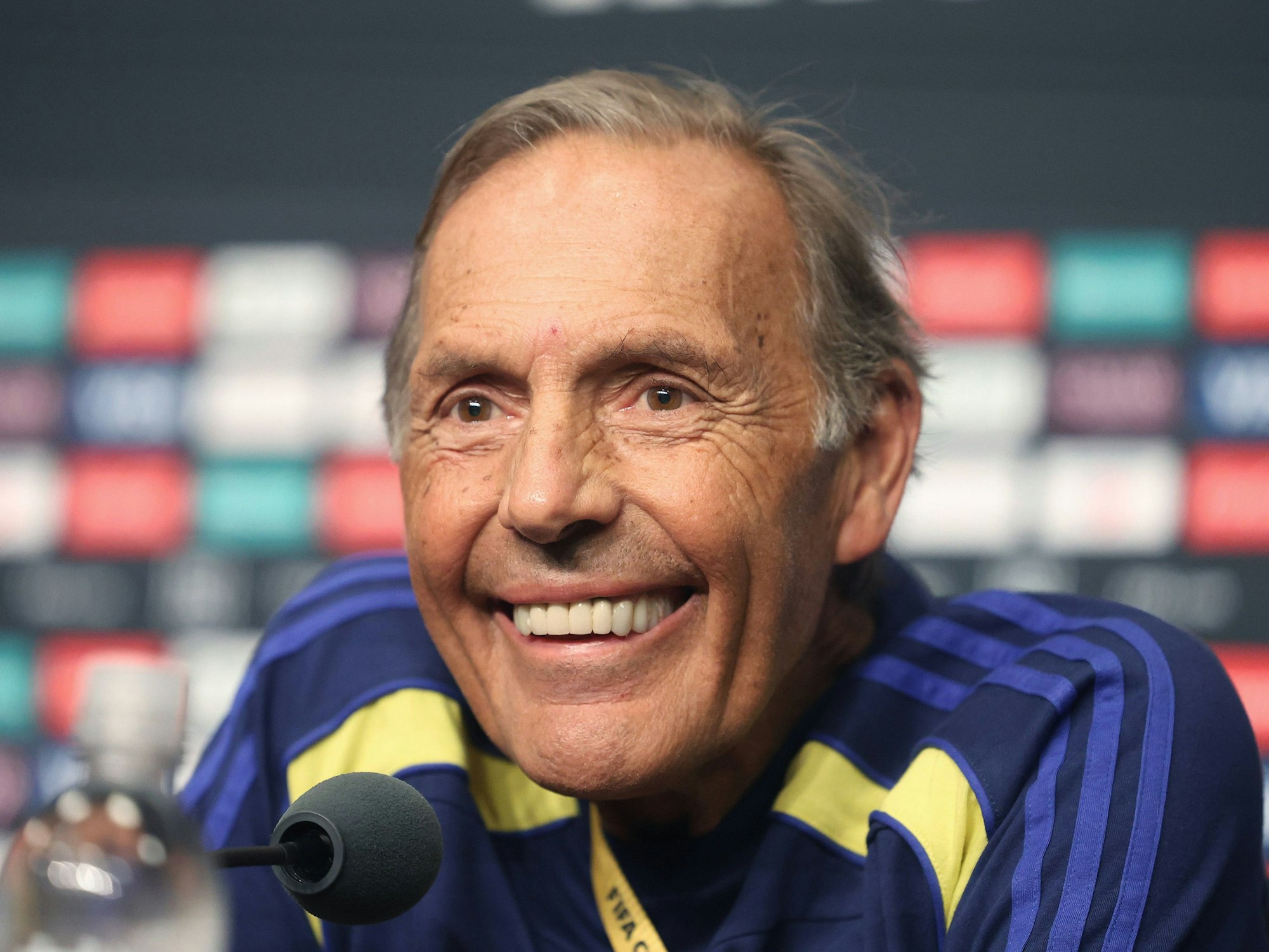 Miguel Ángel Russo auf einer Pressekonferenz.