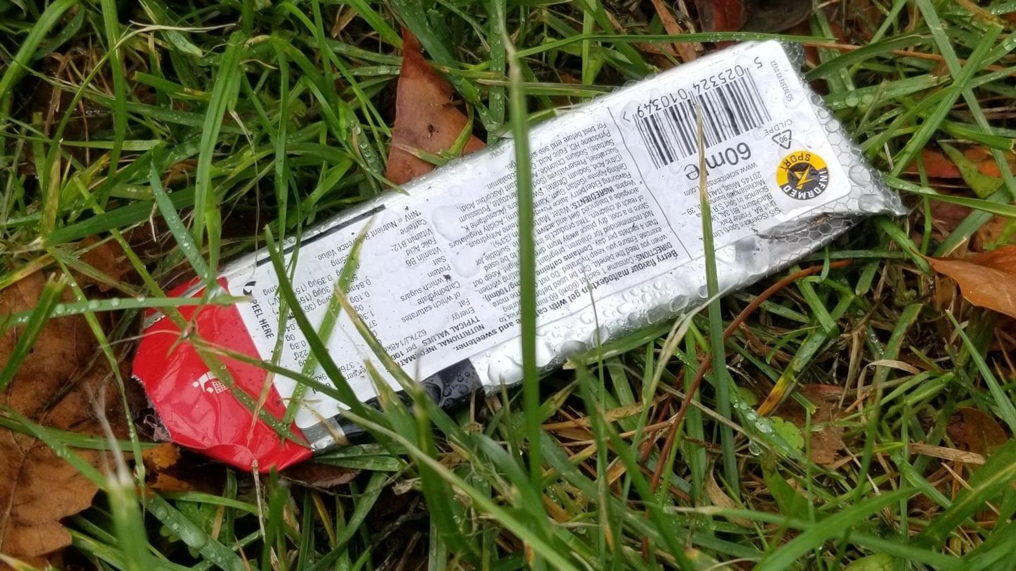Problematisch sind Verpackungen von Sportriegeln oder Gels. Liegen sie im Gras, sind sie dort nur schwer einzusammeln.