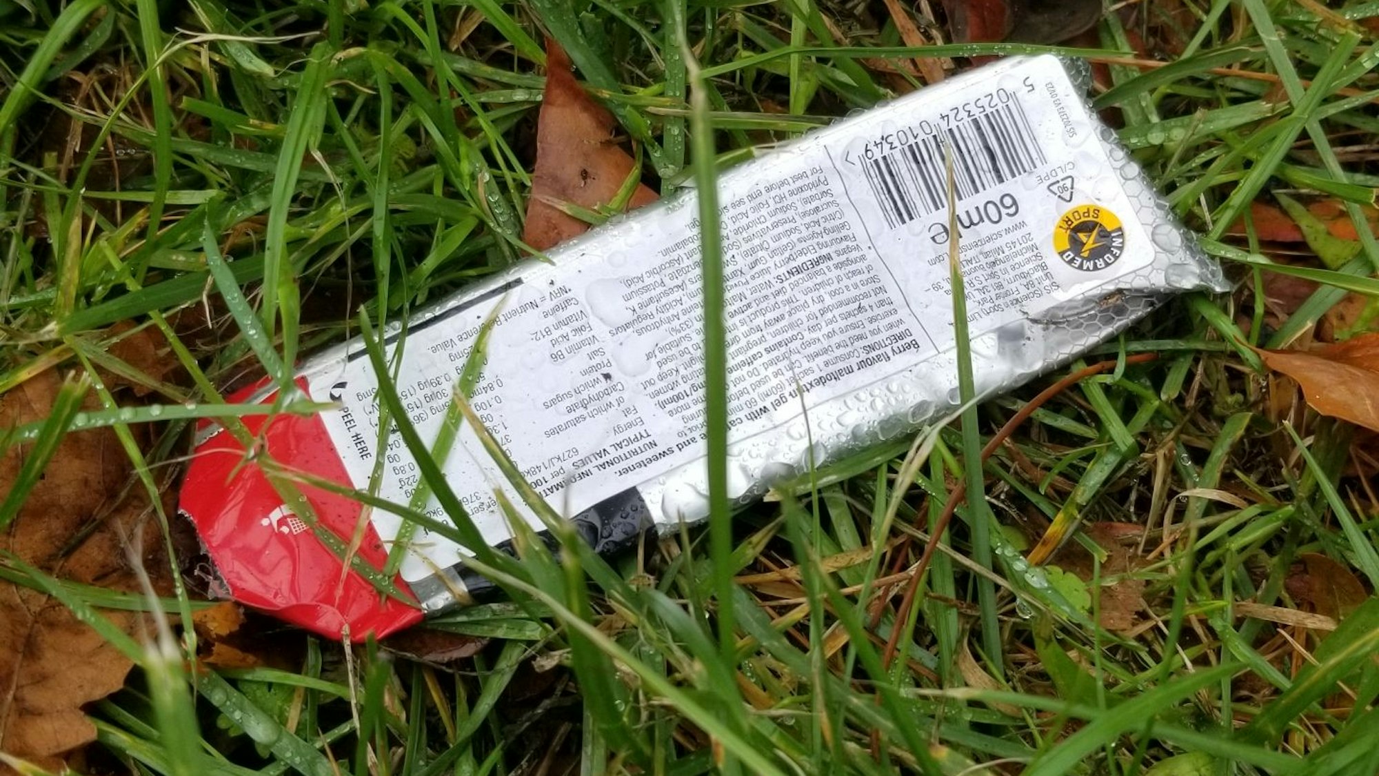 Problematisch sind Verpackungen von Sportriegeln oder Gels. Liegen sie im Gras, sind sie dort nur schwer einzusammeln.