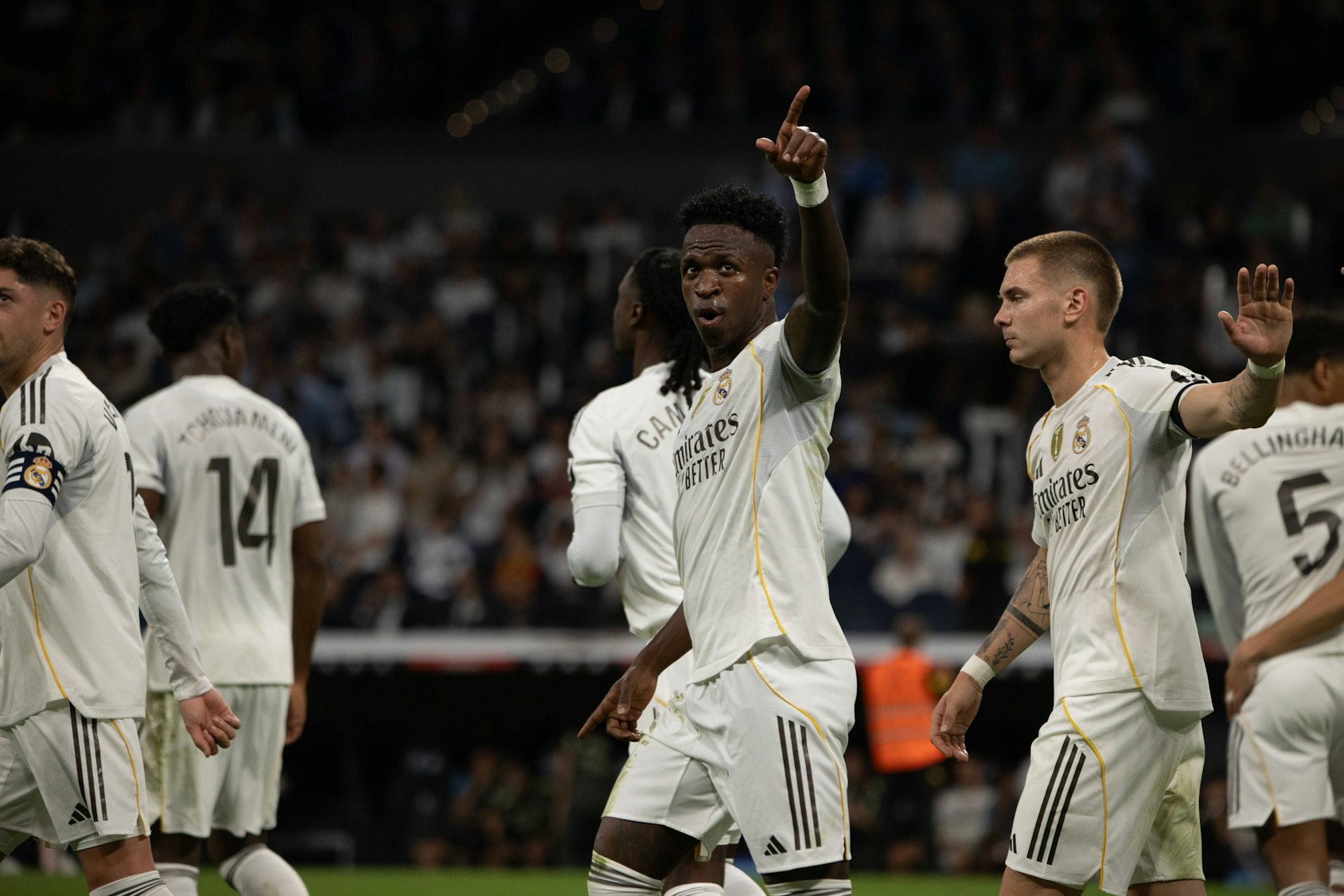 Vinicius Jr. jubelt nach einem Tor, umgeben von Real Madrid Spielern im Stadion