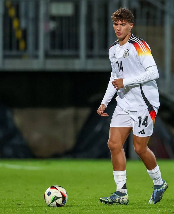 Julian Pauli im DFB-Trikot.