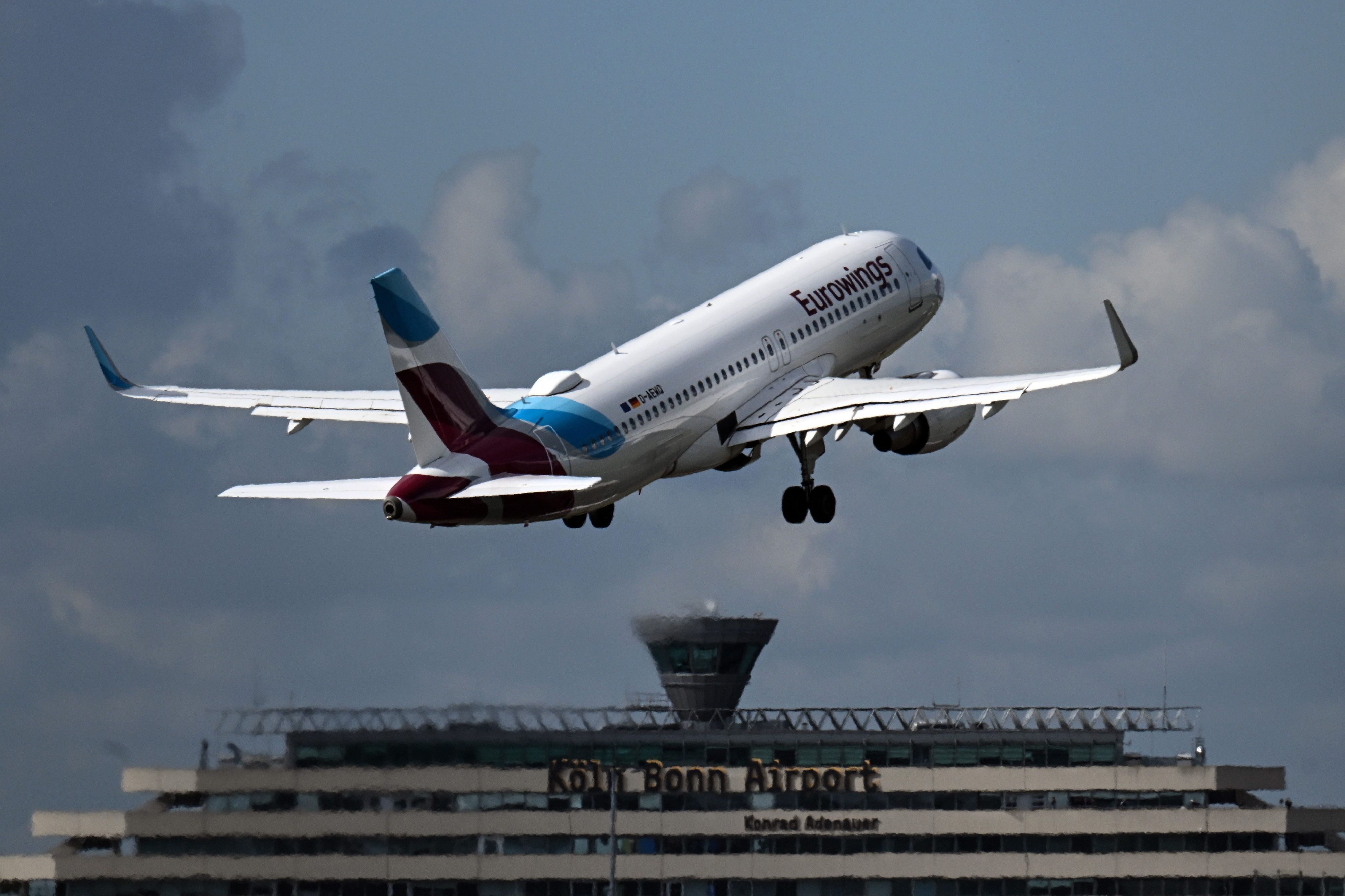 Ein Flugzeug der Fluggesellschaft Eurowings startet vom Flughafen Köln/Bonn.