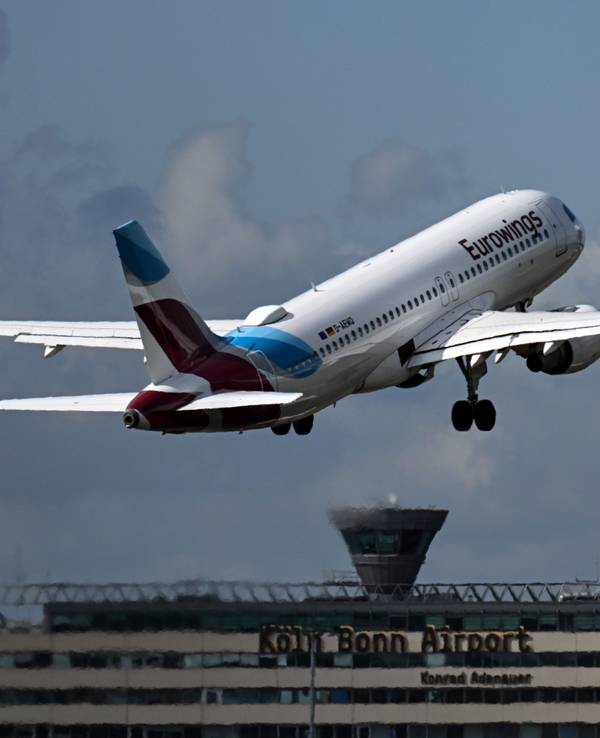 Ein Flugzeug der Fluggesellschaft Eurowings startet vom Flughafen Köln/Bonn.