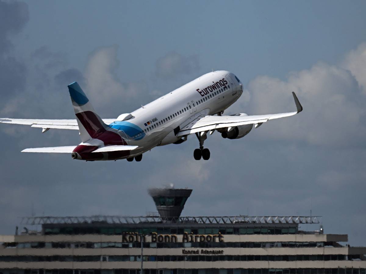 Ein Flugzeug der Fluggesellschaft Eurowings startet vom Flughafen Köln/Bonn.