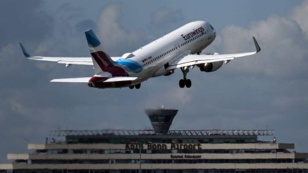 Ein Flugzeug der Fluggesellschaft Eurowings startet vom Flughafen Köln/Bonn.
