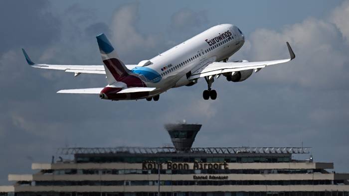 Ein Flugzeug der Fluggesellschaft Eurowings startet vom Flughafen Köln/Bonn.