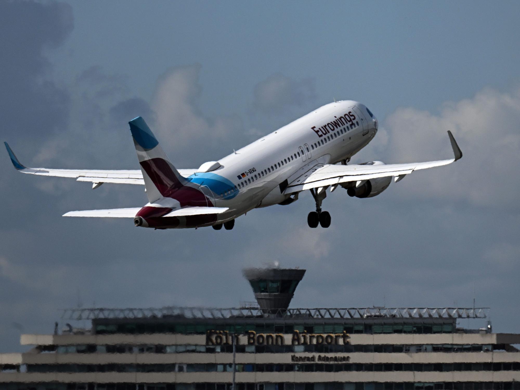 Ein Flugzeug der Fluggesellschaft Eurowings startet vom Flughafen Köln/Bonn.