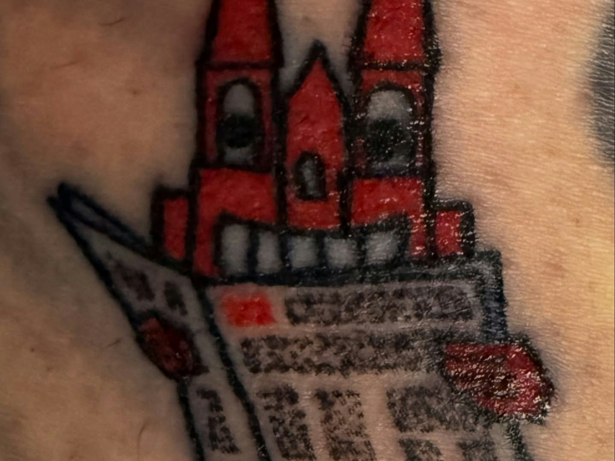 Ein Tattoo zeigt den Kölner Dom, der eine EXPRESS-Zeitung liest.