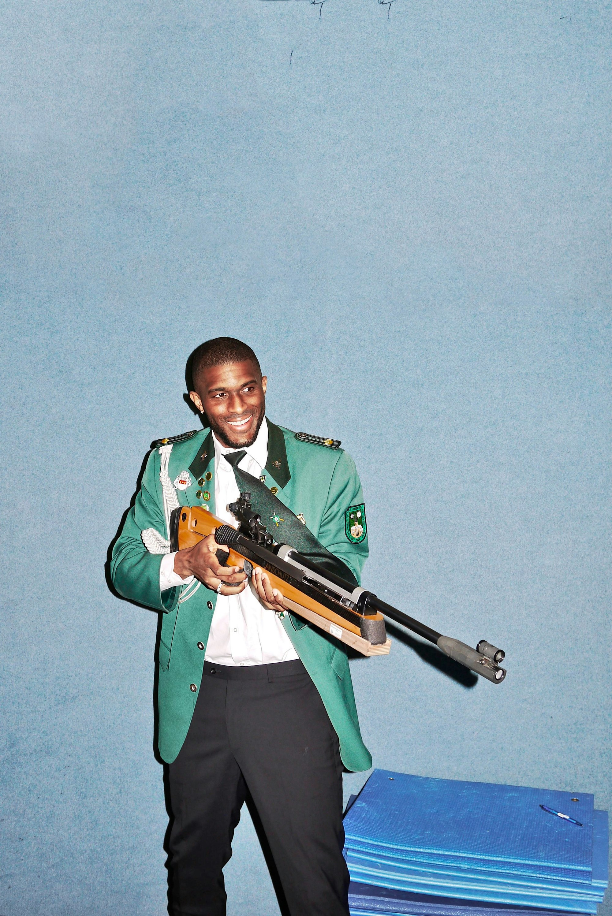 Anthony Modeste posiert für „11FREUNDE LEGENDEN - Die andere Geschichte des 1. FC Köln“ in Schützenuniform.