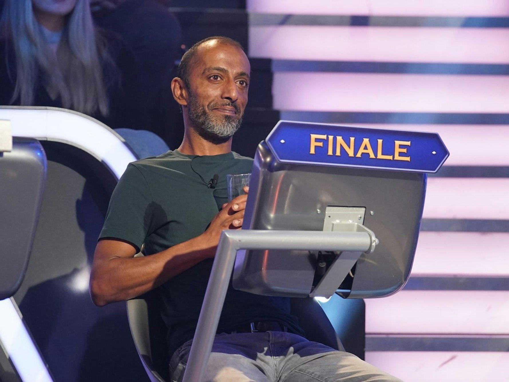 Mit einem Bierchen und 32.000 Euro schafft es Sanjeev Rajapreyar ins Finale. (Bild: RTL / Stefan Gregorowius)